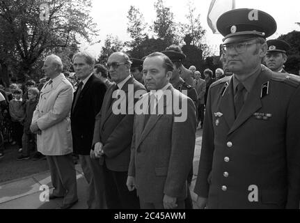 08. Mai 1985, Sachsen, Eilenburg: SED-Genossen Seite an Seite mit sowjetischen Offizieren. 'Die Toten ermahnen die Lebenden'. Die SED Kreisleitung und die FDJ Kreisleitung ehren die Toten am 8. Mai, dem Befreiungstag, mit Kränzen im Stadtteil Eilenburg an der Gedenkstätte für die Opfer des Faschismus. Genaues Aufnahmedatum nicht bekannt. Foto: Volkmar Heinz/dpa-Zentralbild/ZB Stockfoto