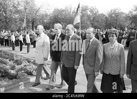 08. Mai 1985, Sachsen, Eilenburg: SED-Genossen Seite an Seite mit sowjetischen Offizieren. 'Die Toten ermahnen die Lebenden'. Die SED Kreisleitung und die FDJ Kreisleitung ehren die Toten am 8. Mai, dem Befreiungstag, mit Kränzen im Stadtteil Eilenburg an der Gedenkstätte für die Opfer des Faschismus. Genaues Aufnahmedatum nicht bekannt. Foto: Volkmar Heinz/dpa-Zentralbild/ZB Stockfoto