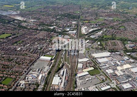 Luftaufnahme der Stadt Crewe mit der Eisenbahnlinie & Bahnhof prominent, Cheshire Stockfoto