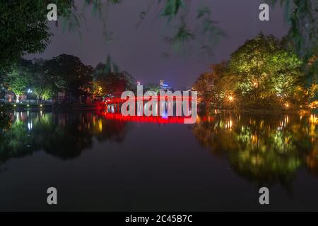 HANOI, VIETNAM, 20. MÄRZ 2017: Blick in Richtung Ngoc Son Tempel und Ho Hoan Kiem in Hanoi bei Nacht. Lichter können auf dem See gesehen werden. Stockfoto