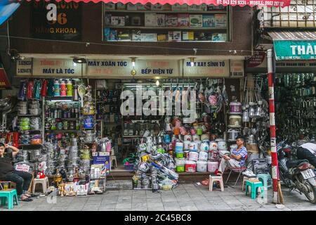 HANOI, VIETNAM - 20. MÄRZ 2017: Die Außenseite der Geschäfte im Zentrum von Hanoi während des Tages. Menschen können gesehen werden. Stockfoto