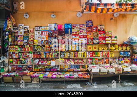 HANOI, VIETNAM - 20. MÄRZ 2017: Die Außenseite eines Stalls im Zentrum von Hanoi während des Tages. Stockfoto