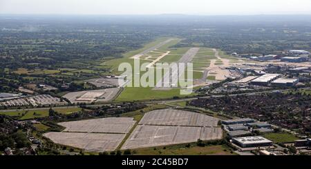 Luftaufnahme der Start- und Landebahnen am Flughafen Manchester während der Covid-19-Sperre Stockfoto