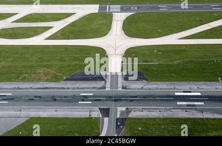 Luftaufnahme der Start- und Landebahnen am Flughafen Manchester während der Covid-19-Sperre Stockfoto