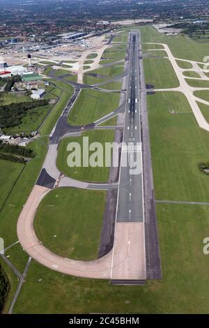 Luftaufnahme der Start- und Landebahnen am Flughafen Manchester während der Covid-19-Sperre Stockfoto