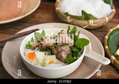 Nahaufnahme einer Portion Bun Cha in Vietnam. Die Mahlzeit ist ein beliebtes Gericht im Land und besteht aus gegrilltem Schweinefleisch, Reisnudeln, Kräutern und Sauce Stockfoto