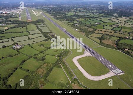 Luftaufnahme der Start- und Landebahnen am Flughafen Manchester während der Covid-19-Sperre Stockfoto