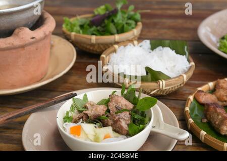 Nahaufnahme einer Portion Bun Cha in Vietnam. Die Mahlzeit ist ein beliebtes Gericht im Land und besteht aus gegrilltem Schweinefleisch, Reisnudeln, Kräutern und Sauce Stockfoto