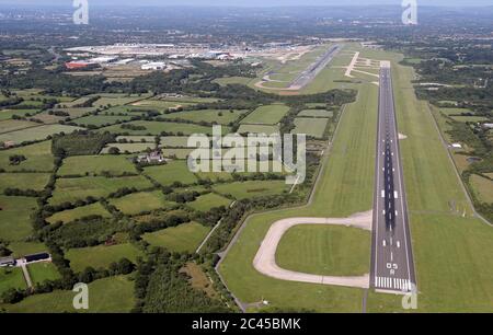 Luftaufnahme der Start- und Landebahnen am Flughafen Manchester während der Covid-19-Sperre Stockfoto