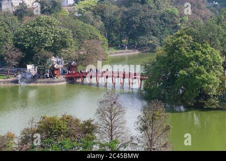 HANOI, VIETNAM - 20. MÄRZ 2017: Ein Blick auf die CAU die Huc-Brücke, die über den Ho Hoan Kiem zu einem Schrein auf einer Insel auf dem See führt Stockfoto