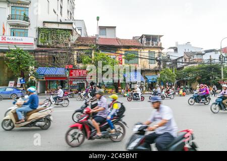 HANOI, VIETNAM - 20. MÄRZ 2017: Große Mengen an Verkehr auf Straßen im Zentrum von Hanoi, Vietnam während des Tages. Stockfoto