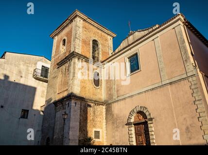 27. Oktober 2019 - Isernia, Molise, Italien - die Kirche Santa Chiara, erbaut 1275, im historischen Zentrum von Isernia. Der Glockenturm, das Kruzifix Stockfoto