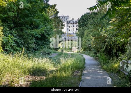 Paris, Frankreich - 2. Juni 2020: Blick auf die alten Eisenbahnen der Petite Ceinture in Paris, als Promenade-Zone angeordnet Stockfoto