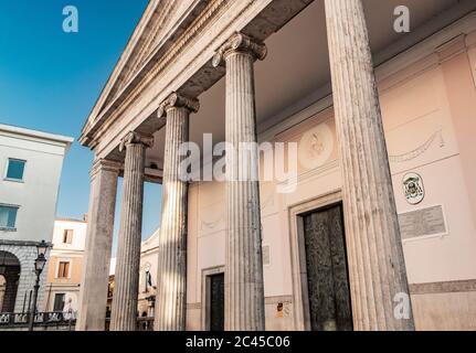 27. Oktober 2019 - Isernia, Molise, Italien - die Kathedrale von San Pietro Apostolo. Die Fassade mit einem großen dreieckigen Tympanon in Travertin, unterstützt Stockfoto