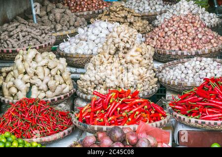 Große Mengen Gemüse auf einem Markt in Hanoi, Vietnam. Einschließlich Paprika, Chili, Knoblauch und Ingwer. Stockfoto