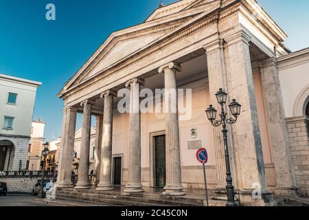 27. Oktober 2019 - Isernia, Molise, Italien - die Kathedrale von San Pietro Apostolo. Die Fassade mit einem großen dreieckigen Tympanon in Travertin, unterstützt Stockfoto