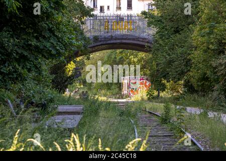 Paris, Frankreich - 2. Juni 2020: Blick auf die alten Eisenbahnen der Petite Ceinture in Paris, als Promenade-Zone angeordnet Stockfoto