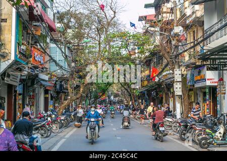 HANOI, VIETNAM, 20. MÄRZ 2017: Straßen der Altstadt von Hanoi während des Tages. Viele Menschen und Verkehr sind zu sehen. Stockfoto