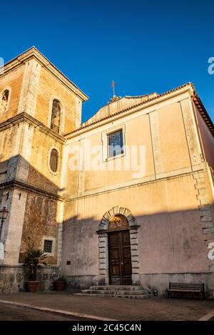 27. Oktober 2019 - Isernia, Molise, Italien - die Kirche Santa Chiara, erbaut 1275, im historischen Zentrum von Isernia. Der Glockenturm, das Kruzifix Stockfoto