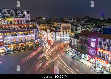 HANOI, VIETNAM - 20. MÄRZ 2017: Spuren von Licht aus großen Mengen von Verkehr im Zentrum von Hanoi in der Nacht. Das Äußere von Gebäuden und Menschen kann sein Stockfoto