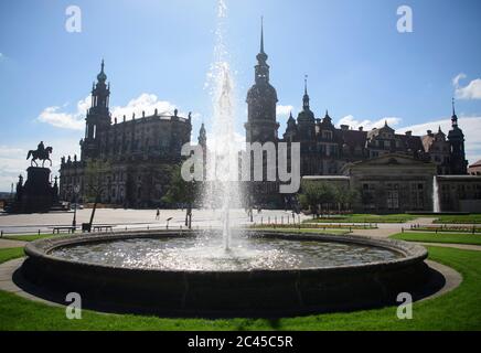 Dresden, Deutschland. Juni 2020. Ein Brunnen auf dem Theaterplatz vor der Reiterstatue von König Jahnann (l-r), der Hofkirche, dem Hausmannsturm und dem Residenzschloss sprüht einen Wasserbrunnen in den Himmel. Quelle: Robert Michael/dpa-Zentralbild/ZB/dpa/Alamy Live News Stockfoto
