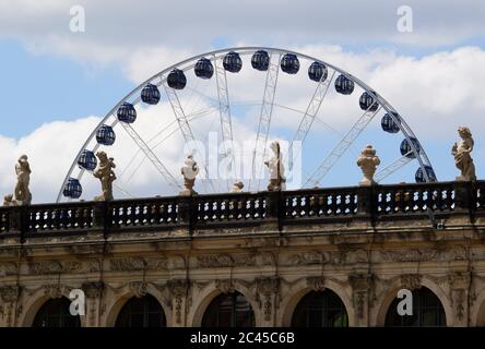 Dresden, Deutschland. Juni 2020. Das Beobachtungs-Riesenrad 'Wheel of Vision' dreht sich bei einer Presseveranstaltung hinter dem Dresdner Zwinger. Das rund 55 Meter hohe Riesenrad wird am 26. Juni 2020 in Betrieb gehen. Nach einem erfolgreichen Start im vergangenen Jahr wird es nun in Dresden für mindestens 8 Wochen rotieren. Quelle: Robert Michael/dpa-Zentralbild/ZB/dpa/Alamy Live News Stockfoto