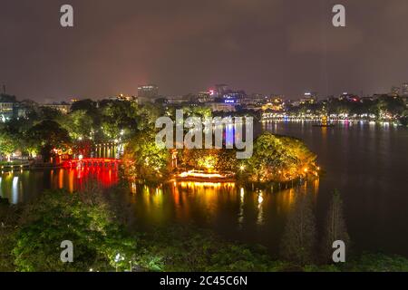 HANOI, VIETNAM, 20. MÄRZ 2017: Blick in Richtung Ho Hoan Kiem in Hanoi bei Nacht. Lichter und Ngoc Son Tempel kann auf dem See gesehen werden. Stockfoto