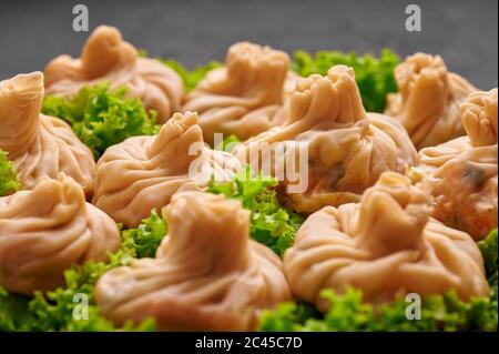 Veg Momos auf schwarzer Schieferplatte. Momos ist das beliebte Gericht der indischen, tibetischen, chinesischen Küche. Asiatische Küche. Vegetarisches Menü Stockfoto