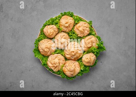 Veg Momos auf grauer Beton Tischplatte. Momos ist das beliebte Gericht der indischen, tibetischen, chinesischen Küche. Asiatische Küche. Vegetarisches Menü. Draufsicht Stockfoto