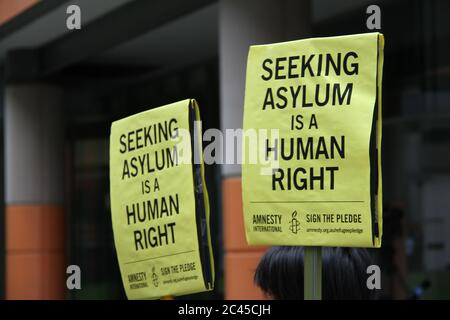 Demonstranten bei der Kundgebung vor dem NSW Department of Immigration zur Unterstützung des Homosexuellen Ali Choudhry, der nach Pakistan abgeschoben werden soll, halten Schilder Stockfoto