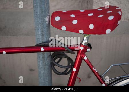 Fahrrad mit Herzmustern auf dem Rahmen Stockfoto