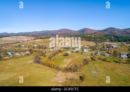 Panorama-Luftaufnahme des Bergdorfes im Herbst. Schöne Landschaft. Karpaten. Ukraine Stockfoto