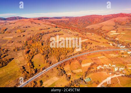 Panorama-Luftaufnahme der Bergstraße und Dorf im Herbst. Schöne skyview Landschaft. Karpaten. Ukraine Stockfoto