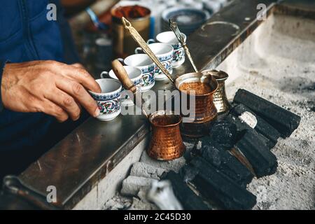 Kochen frische aromatische traditionellen türkischen Kaffee auf Holzkohle. Traditionelle türkische Küche. Stockfoto