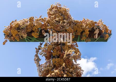 Kreuz, Kruzifix mit getrockneten toten Blumen von den Maifeierlichkeiten von Dia de La cruz, Tag des Kreuzes, in Santiago del Teide, Teneriffa, Kanarische Inseln Stockfoto