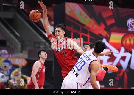 Dongguan, Chinas Provinz Guangdong. Juni 2020. Shen Zijie (L) von Shenzhen Aviators wird während eines Spiels zwischen Tianjin Pioneers und Shenzhen Aviators in der neu wiederaufgenommenen Liga der Chinesischen Basketballvereinigung (CBA) 2019-2020 in Dongguan, südchinesische Provinz Guangdong, am 24. Juni 2020 blockiert. Quelle: Liang Xu/Xinhua/Alamy Live News Stockfoto