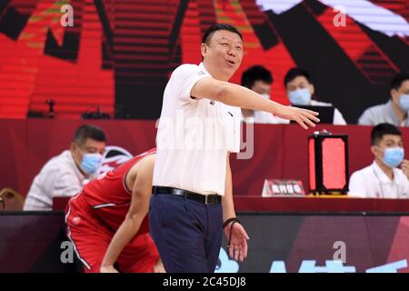 Dongguan, Chinas Provinz Guangdong. Juni 2020. Wang Jianjun, Cheftrainer der Shenzhen Aviators, reagiert während eines Spiels zwischen den Tianjin Pionieren und den Shenzhen Aviatoren in der neu wiederaufgenommenen Liga der Chinesischen Basketballvereinigung (CBA) 2019-2020 in Dongguan, südchinesische Provinz Guangdong, 24. Juni 2020. Quelle: Liang Xu/Xinhua/Alamy Live News Stockfoto