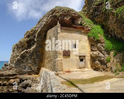 Schöne Aufnahme der kleinen Einsiedelei am Santa Justa Strand in der Nähe von Ubiarco Stadt, Spanien Stockfoto