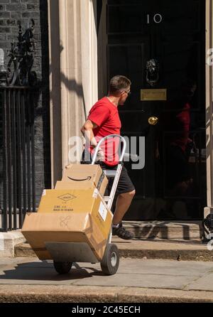 London, Großbritannien. Juni 2020. Amazon Lieferung an 10 Downing Street London Kredit: Ian Davidson/Alamy Live News Stockfoto