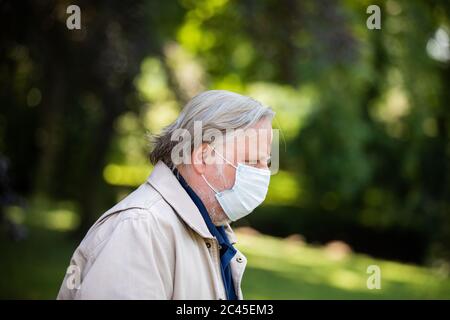 Grevenbroich, Deutschland. Juni 2020. Axel Prahl, Schauspieler (als Frank Thiel), kommt mit einer Gesichtsmaske zur Dreharbeiten zum neuen 'Tatort' aus Münster 'lang lebe der König'. Die Dreharbeiten für Filme und Serien in Deutschland haben sich geändert - wegen Corona. Innenmotive werden nach außen verschoben. Beim Westdeutschen Rundfunk (WDR) werden Aufnahmen in großen öffentlichen Plätzen für den Tatort vermieden und mit Orten ohne viel öffentlichen Verkehr ausgetauscht. (To dpa 'nur ein Ermittler im Verhörraum - Tricks während des TV-Shootings in Corona Time') Quelle: Rolf Vennenbernd/dpa/Alamy Live News Stockfoto