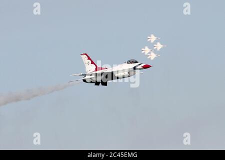 JESOLO, ITALIEN - JUNI 12: US Air Force Thunderbirds Kunstflugteam tritt auf der Airshow in Jesolo am 12. Juni 2011 in Jesolo, Italien, auf Stockfoto