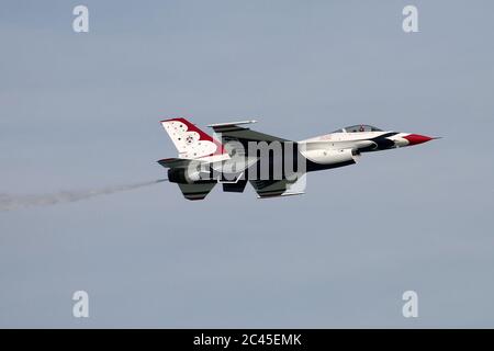 JESOLO, ITALIEN - JUNI 12: US Air Force Thunderbirds Kunstflugteam tritt auf der Airshow in Jesolo am 12. Juni 2011 in Jesolo, Italien, auf Stockfoto