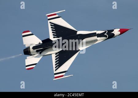 JESOLO, ITALIEN - JUNI 12: US Air Force Thunderbirds Kunstflugteam tritt auf der Airshow in Jesolo am 12. Juni 2011 in Jesolo, Italien, auf Stockfoto