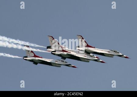 JESOLO, ITALIEN - JUNI 12: US Air Force Thunderbirds Kunstflugteam tritt auf der Airshow in Jesolo am 12. Juni 2011 in Jesolo, Italien, auf Stockfoto