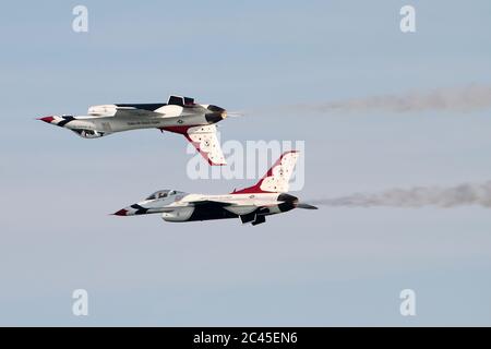 JESOLO, ITALIEN - JUNI 12: US Air Force Thunderbirds Kunstflugteam tritt auf der Airshow in Jesolo am 12. Juni 2011 in Jesolo, Italien, auf Stockfoto