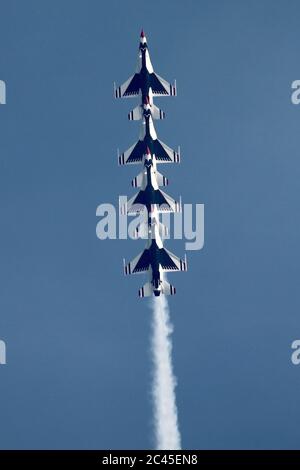 JESOLO, ITALIEN - JUNI 12: US Air Force Thunderbirds Kunstflugteam tritt auf der Airshow in Jesolo am 12. Juni 2011 in Jesolo, Italien, auf Stockfoto