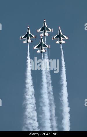 JESOLO, ITALIEN - JUNI 12: US Air Force Thunderbirds Kunstflugteam tritt auf der Airshow in Jesolo am 12. Juni 2011 in Jesolo, Italien, auf Stockfoto