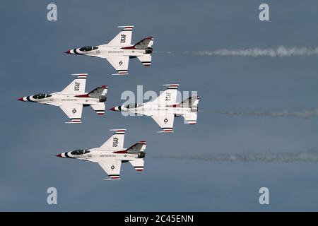 JESOLO, ITALIEN - JUNI 12: US Air Force Thunderbirds Kunstflugteam tritt auf der Airshow in Jesolo am 12. Juni 2011 in Jesolo, Italien, auf Stockfoto