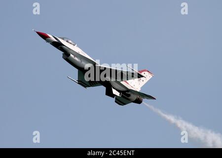 JESOLO, ITALIEN - JUNI 12: US Air Force Thunderbirds Kunstflugteam tritt auf der Airshow in Jesolo am 12. Juni 2011 in Jesolo, Italien, auf Stockfoto