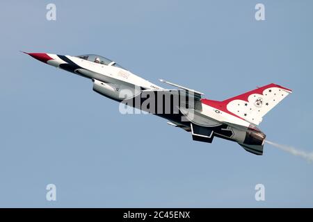 JESOLO, ITALIEN - JUNI 12: US Air Force Thunderbirds Kunstflugteam tritt auf der Airshow in Jesolo am 12. Juni 2011 in Jesolo, Italien, auf Stockfoto